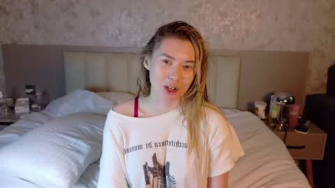 Snapshot of brenda_m00n chatting on 06-15-26, 06:43 Brenda online show from 06-15-26, 06:43