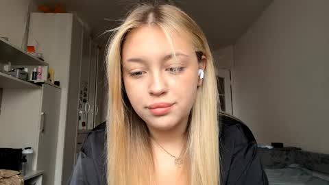 Mia   online show from 04-06-26, 07:20