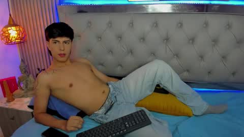 Snapshot of brent18_ chatting on 10-29-25, 02:14 Esteban online show from 10-29-25, 02:14