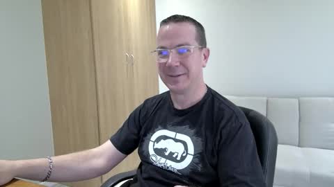 Snapshot of brettdj chatting on 09-19-25, 02:18 Brett online show from 09-19-25, 02:18