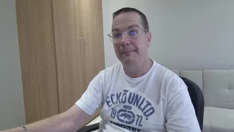 Snapshot of brettdj chatting on 03-08-26, 01:04 Brett online show from 03-08-26, 01:04