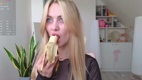 Snapshot of brilliantvictoria chatting on 01-22-25, 11:56 Vi. online show from 01-22-25, 11:56