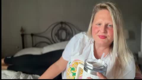 Snapshot of british_bella chatting on 06-08-26, 03:45 British Bella online show from 06-08-26, 03:45