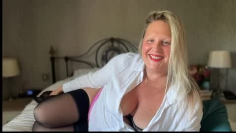 Snapshot of british_bella chatting on 06-09-26, 02:50 British Bella online show from 06-09-26, 02:50
