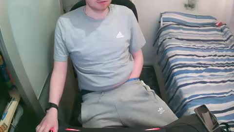 Snapshot of britishtom93 chatting on 11-14-25, 01:04 British Tom online show from 11-14-25, 01:04