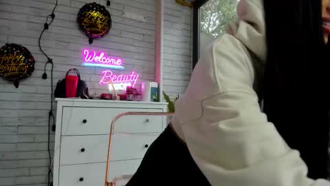 Snapshot of britney_charm chatting on 10-06-25, 06:33 britney_charm online show from 10-06-25, 06:33