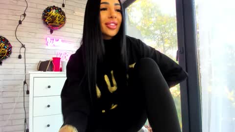 Snapshot of britney_charm chatting on 10-17-25, 06:05 britney_charm online show from 10-17-25, 06:05