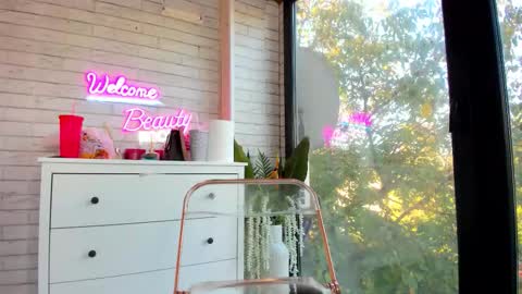 Snapshot of britney_charm chatting on 10-20-25, 06:14 britney_charm online show from 10-20-25, 06:14