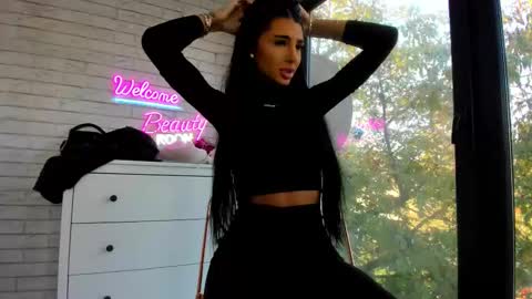 Snapshot of britney_charm chatting on 10-22-25, 06:46 britney_charm online show from 10-22-25, 06:46