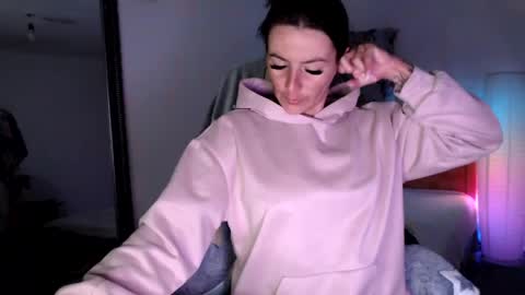 Snapshot of britneydivine chatting on 05-13-26, 10:01 Britney online show from 05-13-26, 10:01