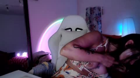 Snapshot of britneydivine chatting on 05-24-26, 06:35 Britney online show from 05-24-26, 06:35