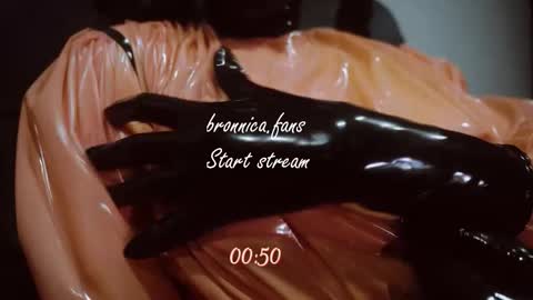 Snapshot of bronnica chatting on 10-03-25, 04:26 Anna online show from 10-03-25, 04:26