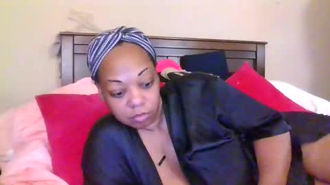 Snapshot of brownroundrenee chatting on 06-01-26, 10:39 brownroundrenee online show from 06-01-26, 10:39
