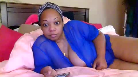 Snapshot of brownroundrenee chatting on 06-05-26, 11:05 brownroundrenee online show from 06-05-26, 11:05