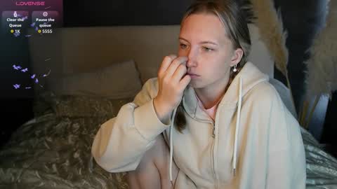 Snapshot of bubblebbb chatting on 10-12-25, 04:11 Sabrina online show from 10-12-25, 04:11