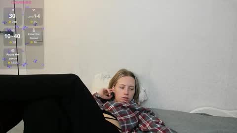 Snapshot of bubblebbb chatting on 10-19-25, 04:02 Sabrina online show from 10-19-25, 04:02