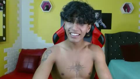 Snapshot of bull_cam chatting on 10-19-25, 04:18 bull_cam online show from 10-19-25, 04:18