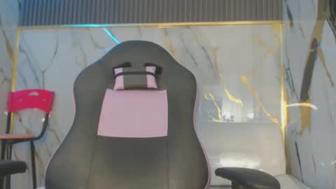 Snapshot of bull_cam chatting on 10-22-25, 07:57 bull_cam online show from 10-22-25, 07:57