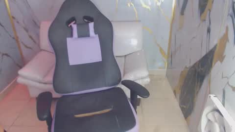 Snapshot of bull_cam chatting on 10-28-25, 05:15 bull_cam online show from 10-28-25, 05:15