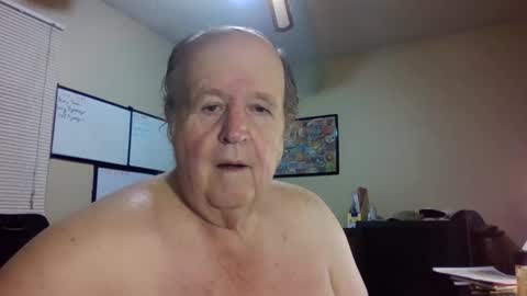 Snapshot of bullfrogg5050 chatting on 10-31-25, 01:01 bullfrogg5050 online show from 10-31-25, 01:01