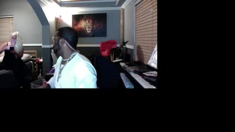 Snapshot of bungalowentertainment chatting on 11-27-25, 08:16 Bungalow Entertainment online show from 11-27-25, 08:16