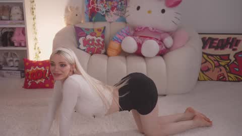 Snapshot of bunnydollstella chatting on 01-06-25, 11:31 Stella online show from 01-06-25, 11:31