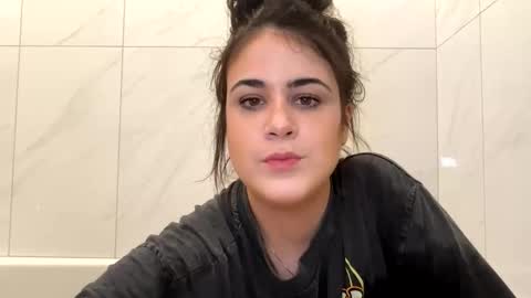 Snapshot of bunnyqueen96 chatting on 12-19-25, 04:41 Cassie online show from 12-19-25, 04:41