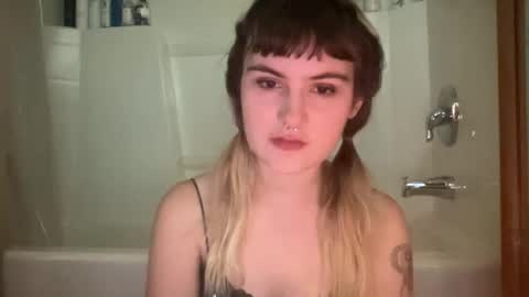 Snapshot of bushbabe3008 chatting on 10-22-25, 10:20 esme gray online show from 10-22-25, 10:20