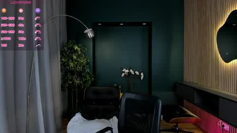 Snapshot of c_moonie_ chatting on 06-07-26, 08:45 Polly online show from 06-07-26, 08:45