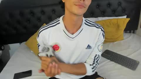 Snapshot of caliboyheat chatting on 05-22-26, 01:17 caliboyheat online show from 05-22-26, 01:17