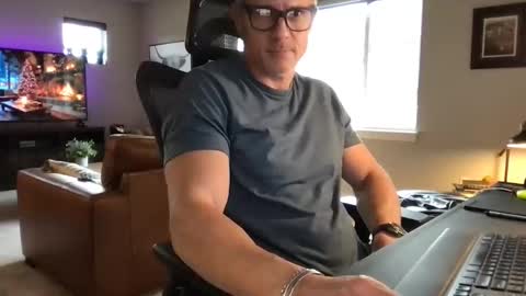 Snapshot of calirsedmo chatting on 12-19-25, 07:32 calirsedmo online show from 12-19-25, 07:32