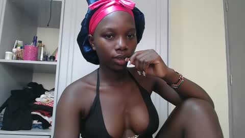 Snapshot of camclit chatting on 03-02-25, 07:43 Princess online show from 03-02-25, 07:43