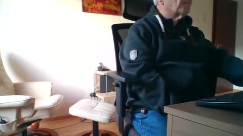 Snapshot of camcologne chatting on 12-20-24, 03:00 camcologne online show from 12-20-24, 03:00