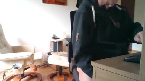 Snapshot of camcologne chatting on 01-07-25, 10:43 camcologne online show from 01-07-25, 10:43