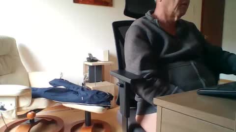 Snapshot of camcologne chatting on 11-25-25, 10:04 camcologne online show from 11-25-25, 10:04