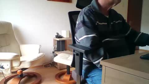 Snapshot of camcologne chatting on 11-28-25, 10:18 camcologne online show from 11-28-25, 10:18