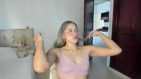 Snapshot of cami_hunter chatting on 09-30-25, 09:20   online show from 09-30-25, 09:20