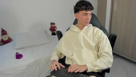 Snapshot of camiboy666 chatting on 12-04-25, 07:00 Camilo online show from 12-04-25, 07:00