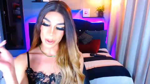 Snapshot of camila_hoottie chatting on 01-27-25, 07:35 Camila online show from 01-27-25, 07:35