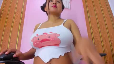 Snapshot of camilagreco_04 chatting on 10-31-25, 02:07 camila online show from 10-31-25, 02:07