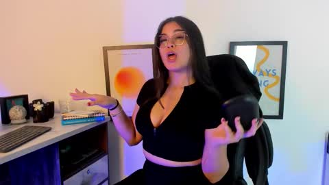 Snapshot of camilasofiia chatting on 10-28-25, 06:32 Camila online show from 10-28-25, 06:32