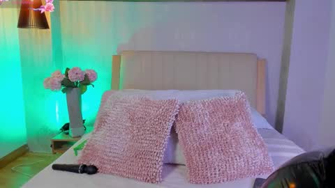 Snapshot of camille_lynn chatting on 09-25-25, 01:31 Camille Lynn online show from 09-25-25, 01:31