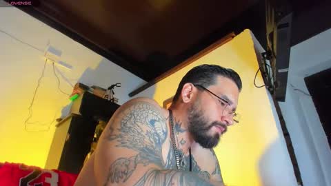 Snapshot of camilomayer chatting on 10-05-25, 02:04 Camilo online show from 10-05-25, 02:04