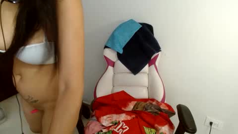 Snapshot of canddysexxx_ chatting on 09-30-25, 06:24 Carolina online show from 09-30-25, 06:24