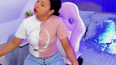 Snapshot of candy_brunette_18 chatting on 10-16-25, 06:42 Candy online show from 10-16-25, 06:42