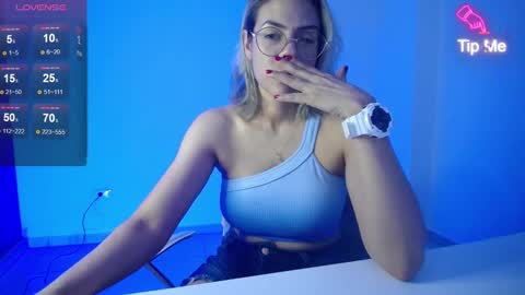 Snapshot of candydowson1 chatting on 01-29-25, 10:27 Candy Dowson online show from 01-29-25, 10:27