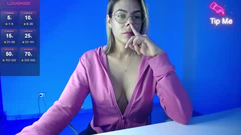 Snapshot of candydowson1 chatting on 02-11-25, 10:37 Candy Dowson online show from 02-11-25, 10:37