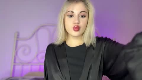 Snapshot of candyhannah chatting on 11-11-25, 07:03 You can call me HH online show from 11-11-25, 07:03