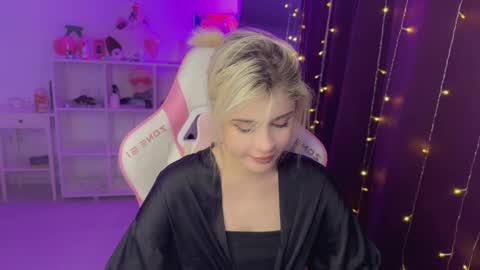 Snapshot of candyhannah chatting on 12-14-25, 06:01 You can call me HH online show from 12-14-25, 06:01