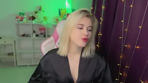 Snapshot of candyhannah chatting on 12-15-25, 05:39 You can call me HH online show from 12-15-25, 05:39